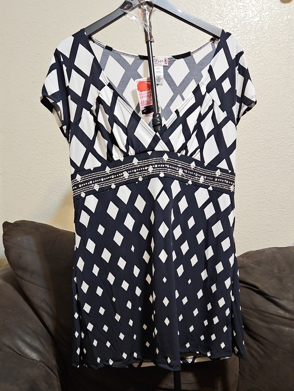 FunFash Navy and White Geometric V-Neck Blouse